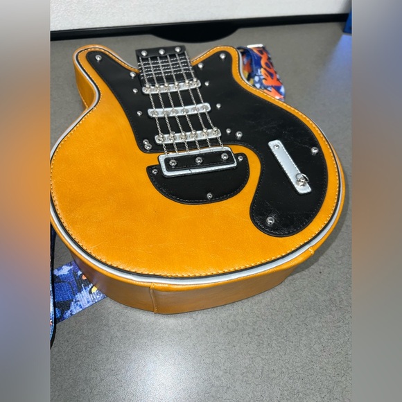 Guitar 🎸 cross body leather purse - Picture 3 of 11